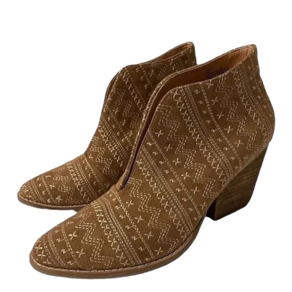 Anthropologie AMUSE SOCIETY x MATISSE Tan Faux Suede Stitched Cruz Ankle Boots - Picture 3 of 13